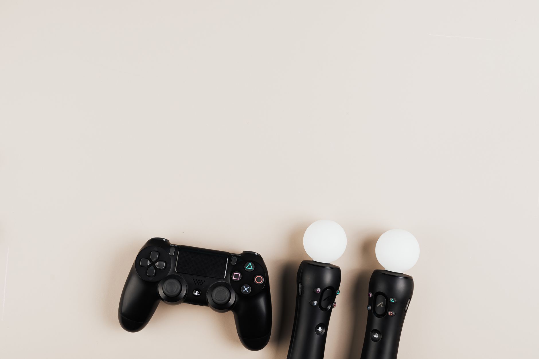 Controles de videojuegos sobre un fondo claro, imagen de referencia del lanzamiento de The Witcher 4 en 2028
