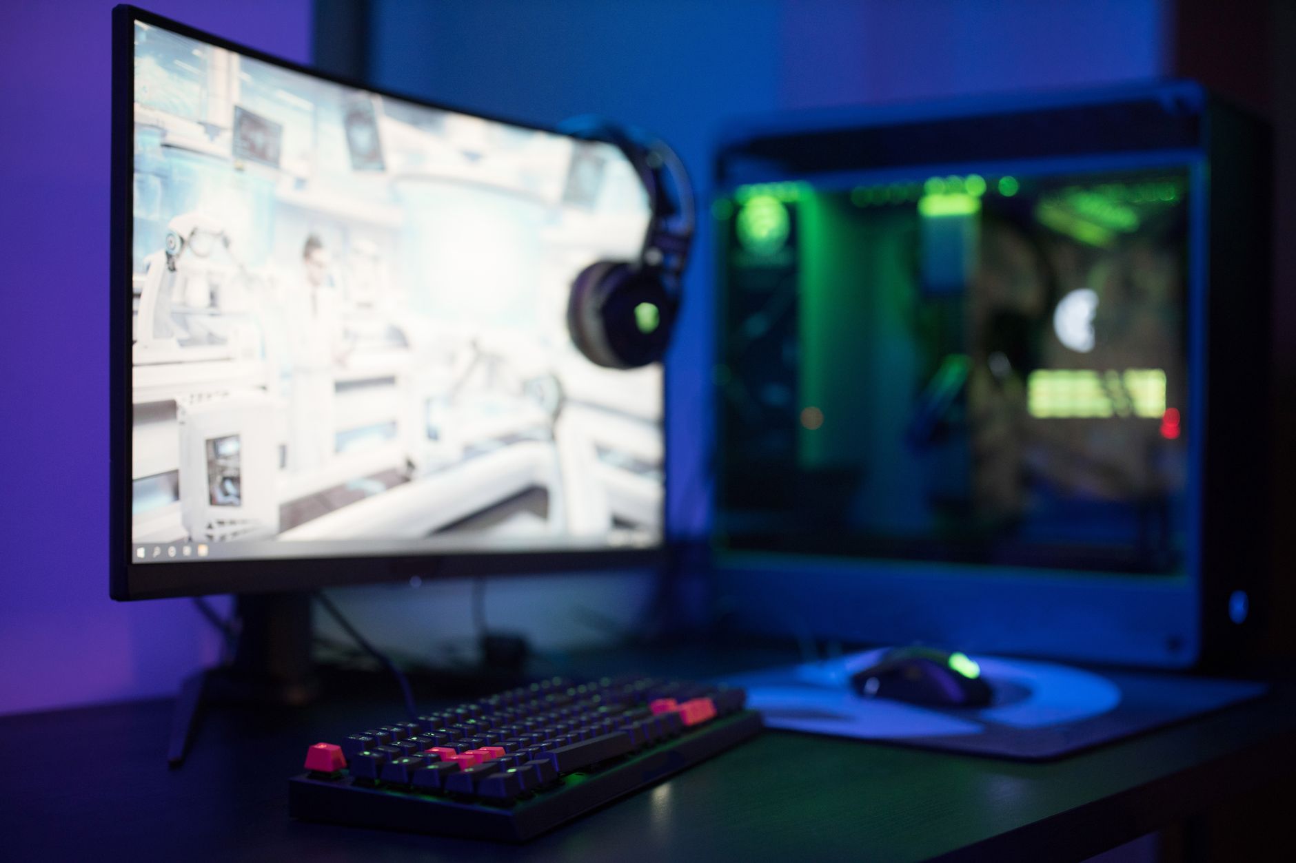 Equipo gamer con monitor curvo y teclado con luces RGB, imagen ilustrativa del juego en línea The Lord of the Rings Online