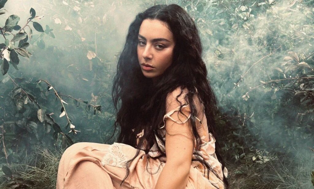 Charli XCX se une al terror gótico en nueva cinta de Martin Scorsese