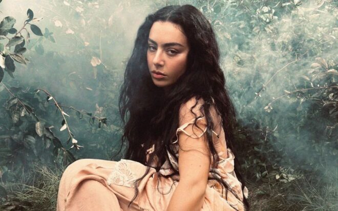 Charli XCX se une al terror gótico en nueva cinta de Martin Scorsese