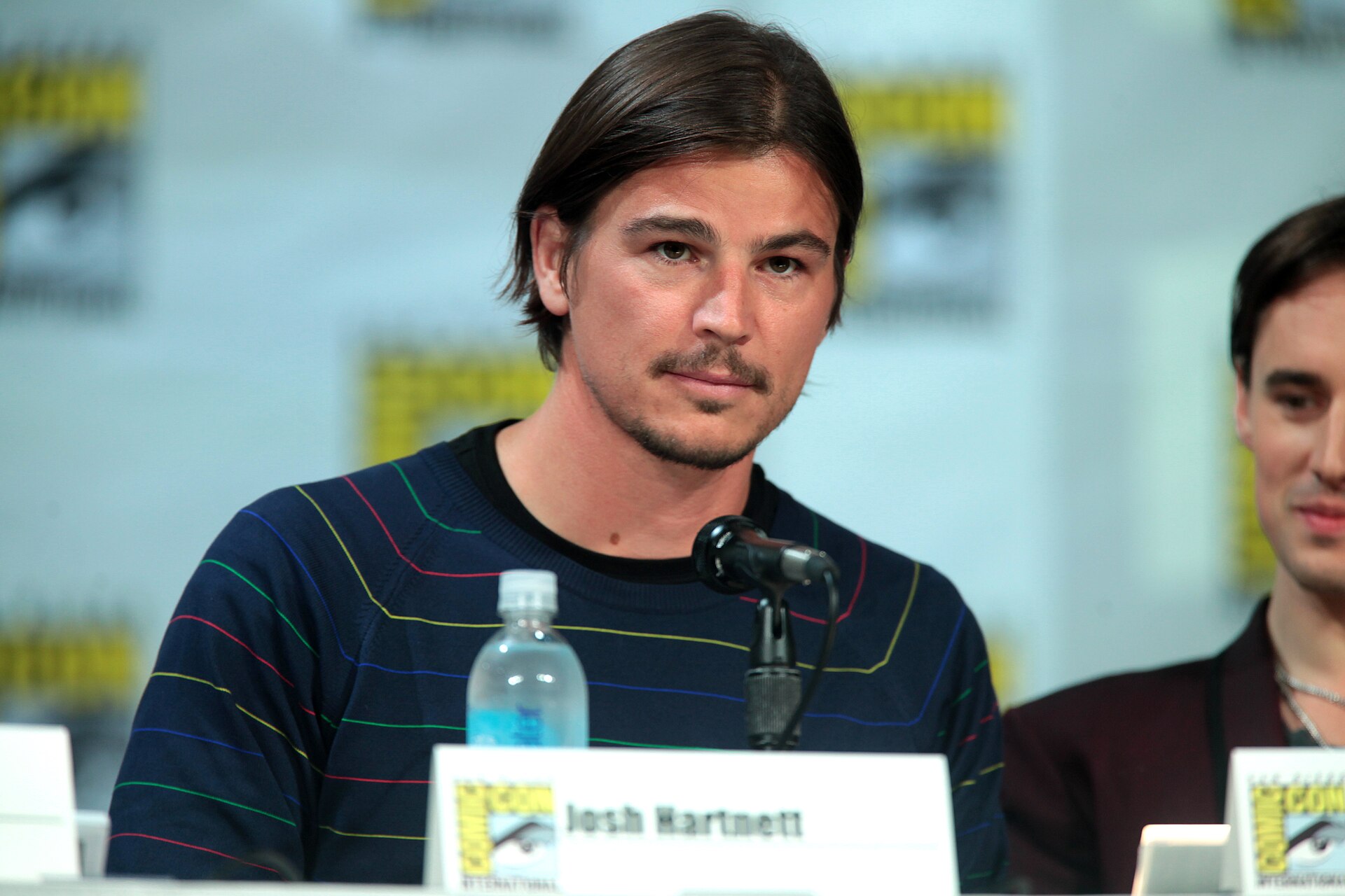Josh Hartnett en una presentación, intérprete de Jeremy Crawford en Verity